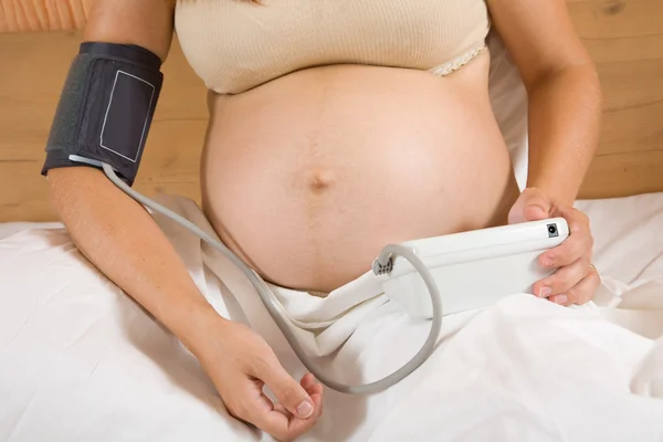 Mujer embarazada con tonomete — Foto de Stock