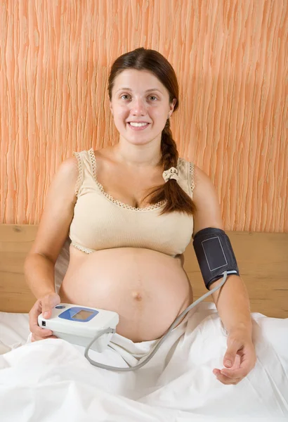 Pregnant woman measure blood pressure — Stock Photo, Image