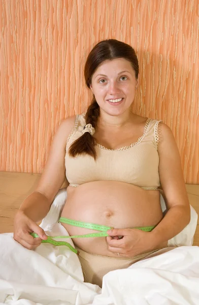 Terhes nő mérő has — Stock Fotó