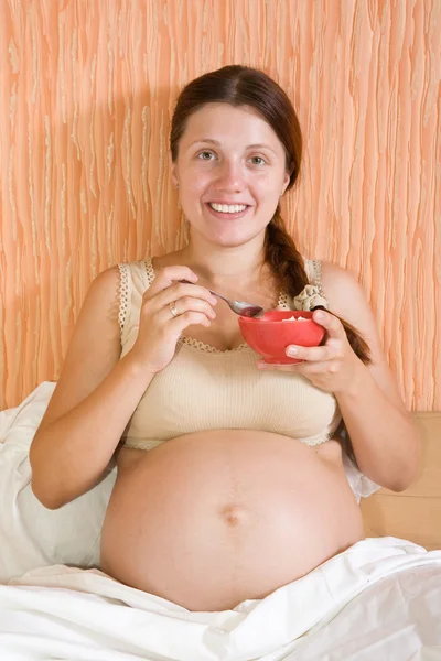 Mulher grávida comendo iogurte — Fotografia de Stock