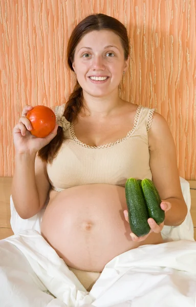 Terhes nő zöldségekkel — Stock Fotó