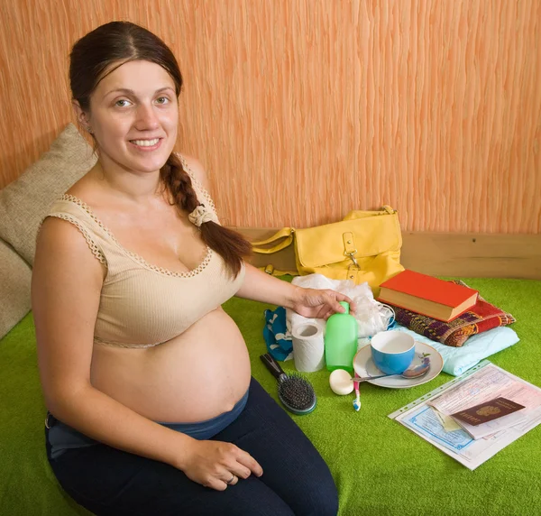 Donna incinta preparatevi per la clinica di maternità — Foto Stock