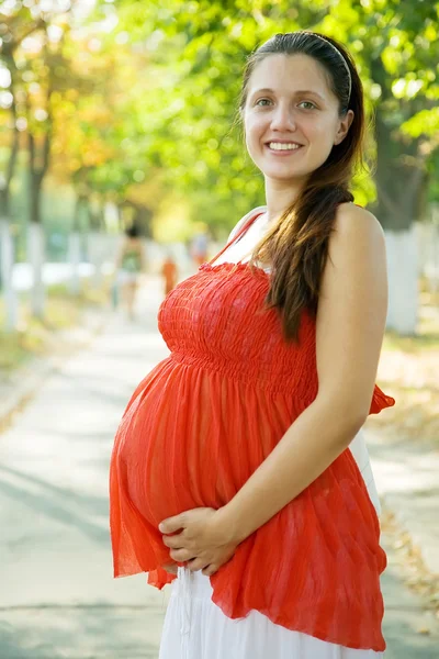 Έγκυος γυναίκα σε δρομάκι καλοκαίρι — Φωτογραφία Αρχείου