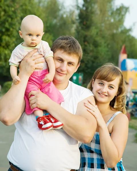Portret van een gelukkig gezin — Stockfoto