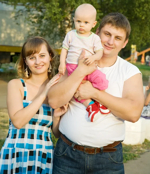Pai e mãe com bebê — Fotografia de Stock