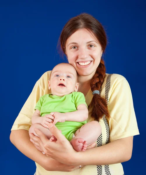 Madre sosteniendo bebé joven — Foto de Stock