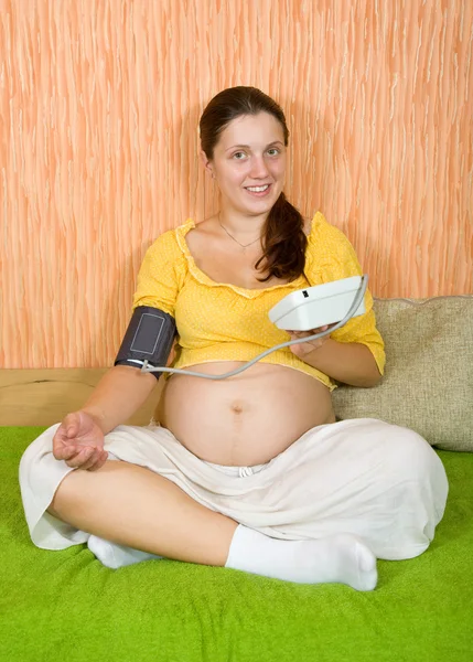 Έγκυος γυναίκα με τονόμετρο — Φωτογραφία Αρχείου