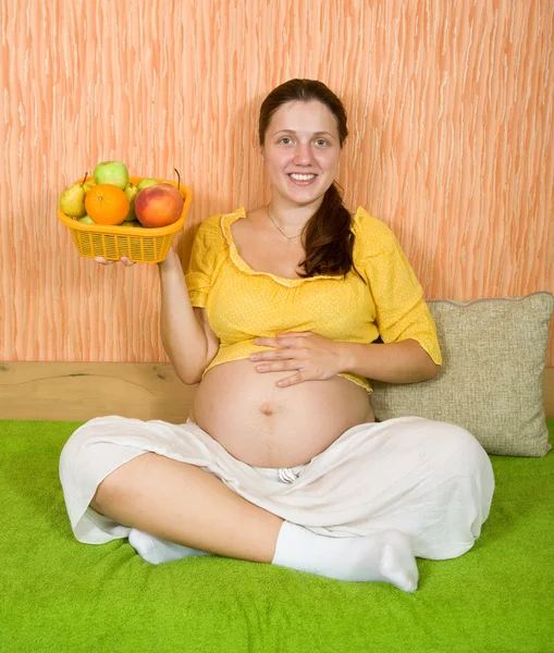 Healthy pregnant woman with fruits — Stock Photo, Image
