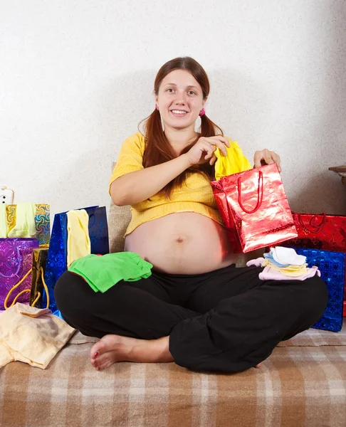 Беременная женщина с покупками — стоковое фото
