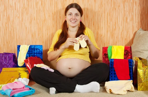 Donna incinta con acquisti — Foto Stock