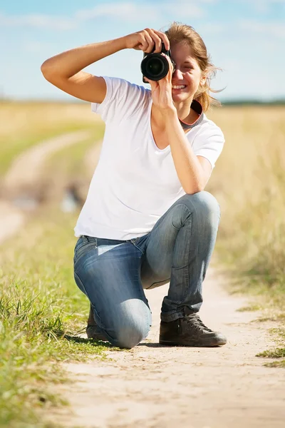 Jovem menina tirando foto — Fotografia de Stock