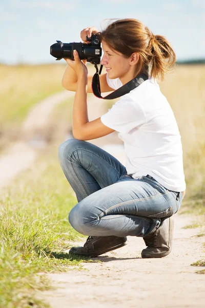 Meisje nemen foto met camera — Stockfoto