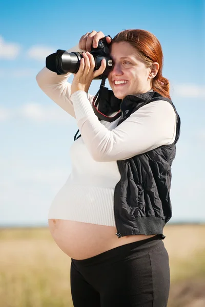 Mujer embarazada tomando fotos —  Fotos de Stock