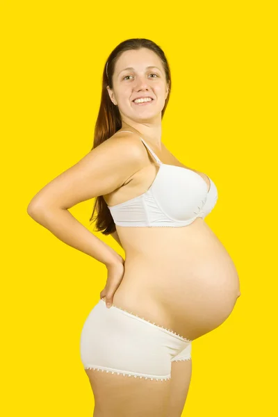 Terhes nő, mint sárga — Stock Fotó