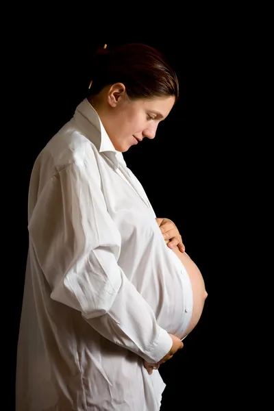 Zwangere vrouw uitziende buik — Stockfoto