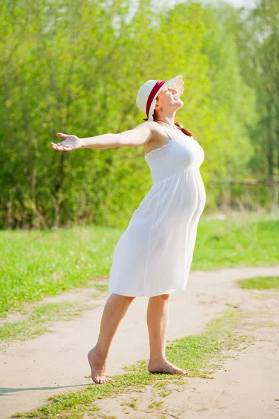 Беременная женщина в солнечный день — стоковое фото