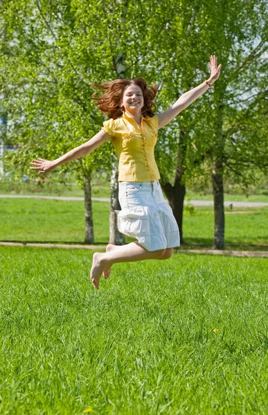 Springendes brünettes Mädchen — Stockfoto