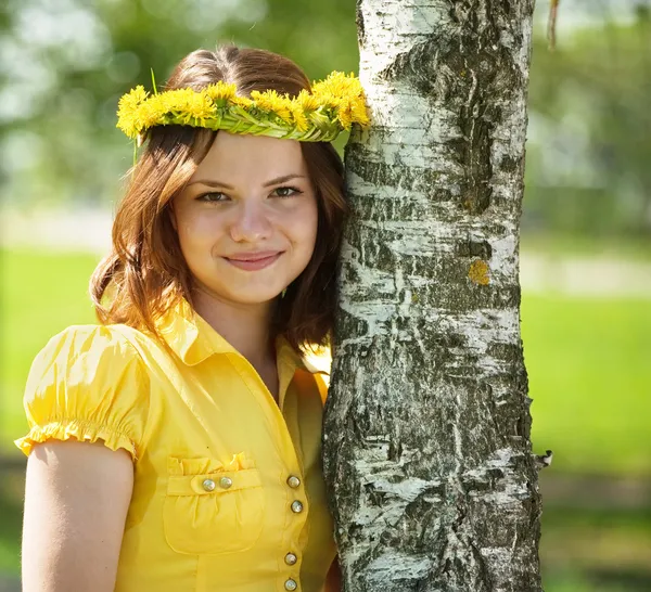 Lány-Virág Koszorú közelében nyír — Stock Fotó