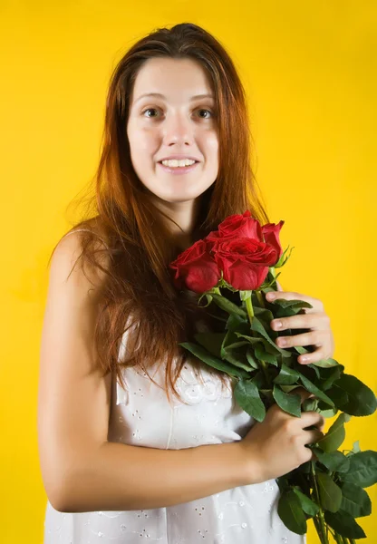 Menina com rosas — Fotografia de Stock