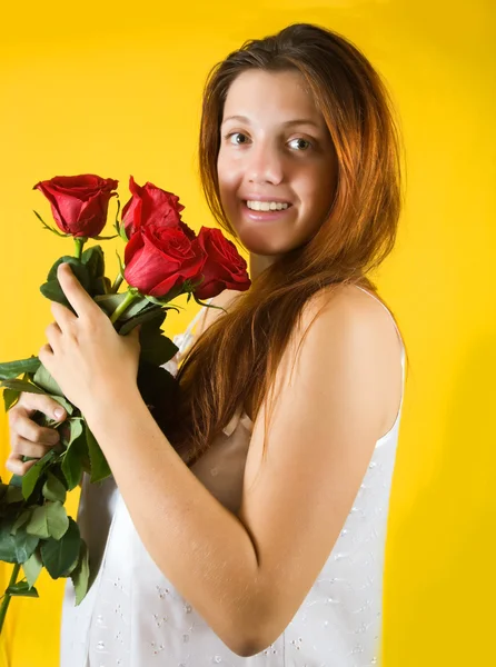 Menina beleza com rosas — Fotografia de Stock