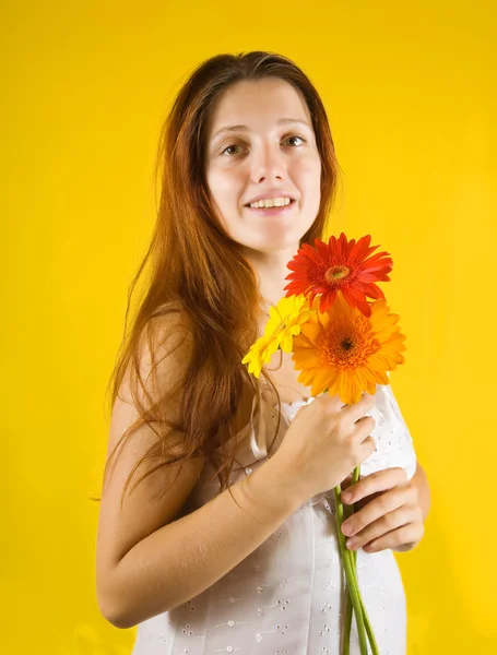 Προσφορά κορίτσι με λουλούδια — Φωτογραφία Αρχείου