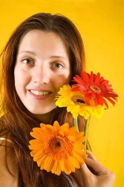 Chica bonita con flores —  Fotos de Stock