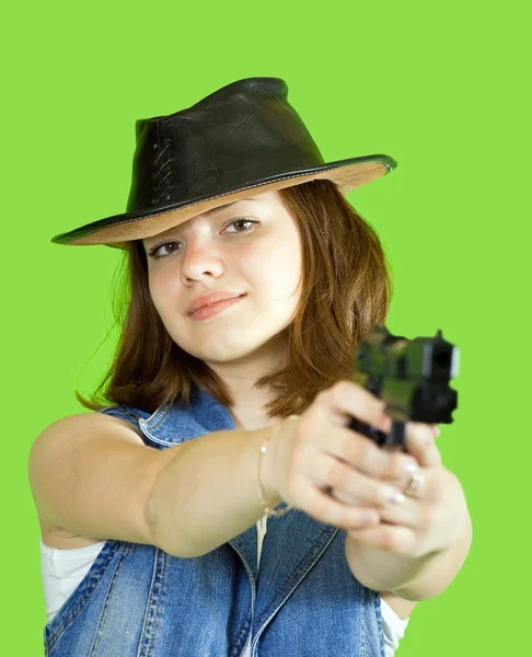 Mädchen zielt mit schwarzer Waffe — Stockfoto