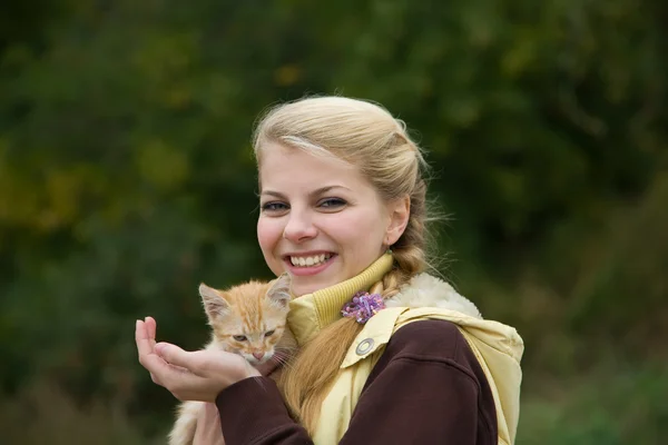 Dívka s kotětem — Stock fotografie