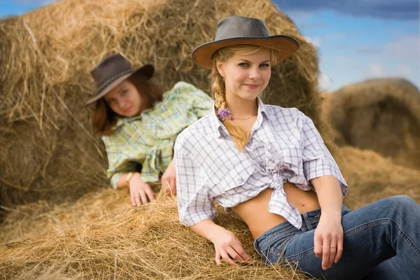 Фермерские девочки — стоковое фото
