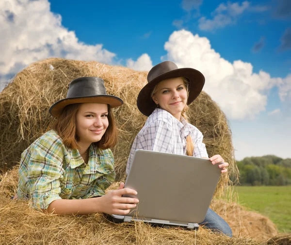 Country girls in cowboy hat with laptop — Stock Photo, Image