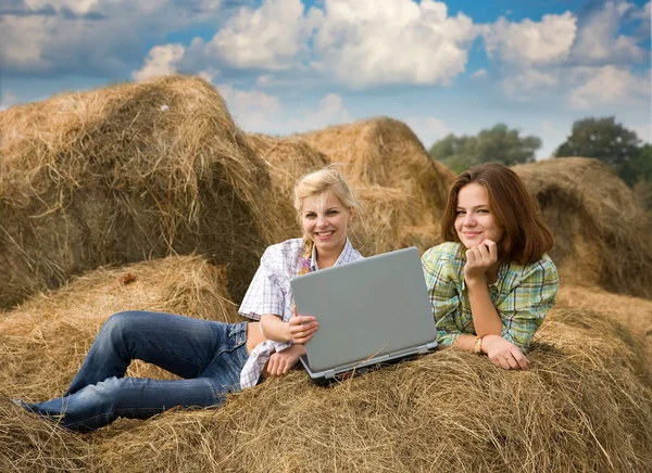 Деревенские девушки отдыхают с ноутбуком — стоковое фото