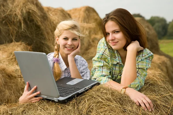 Země dívky s notebookem ve farmě — Stock fotografie