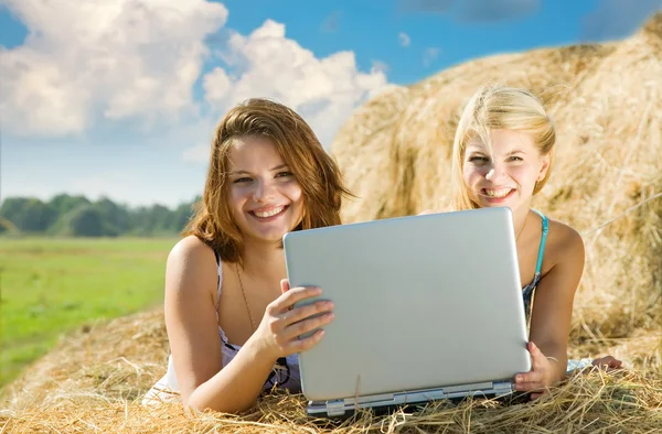 Girls relaxing with laptop — Stock Photo, Image