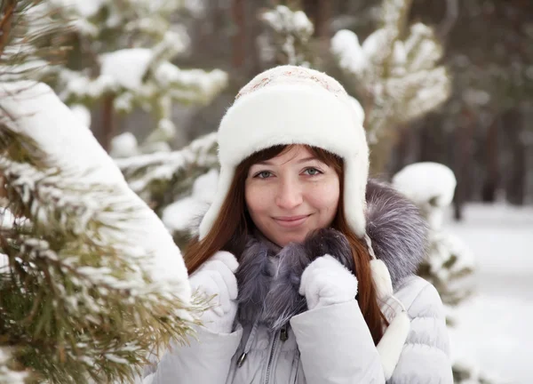 Kışın kadın — Stok fotoğraf