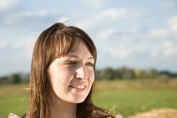 Девушка на открытом воздухе летом — стоковое фото