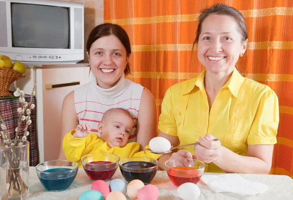 Family painting eggs for Easter — Stock Photo, Image
