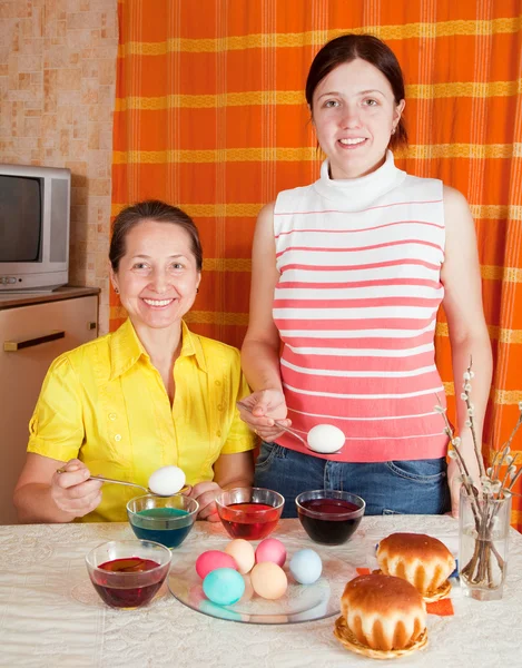 Femmes colorant des oeufs de Pâques — Photo