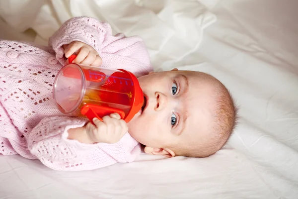 哺乳瓶と赤ちゃんの女の子 — ストック写真