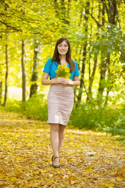 Flicka med maple lämnar i park — Stockfoto
