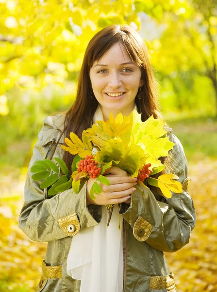 Chica con ramo de otoño en el parque —  Fotos de Stock