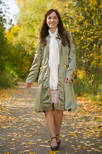 野外を歩いて秋の少女 — ストック写真