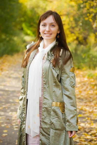 Pretty girl in autumn park — Stock Photo, Image