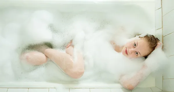 Dívka relaxační ve vaně — Stock fotografie