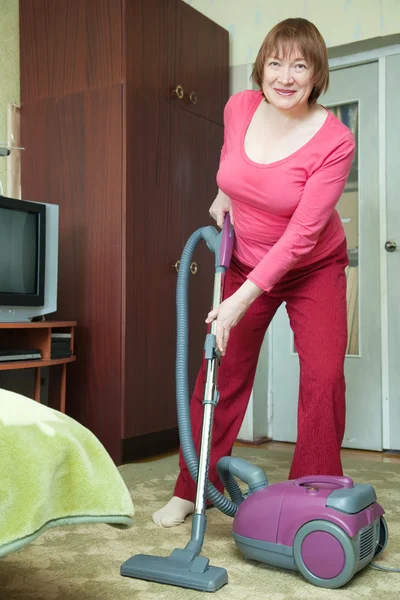Mulher limpeza com aspirador de pó — Fotografia de Stock
