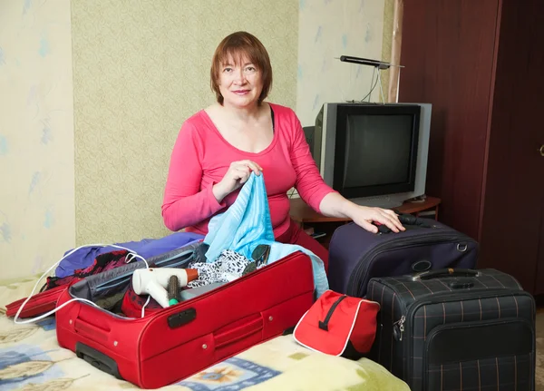 Жінка упаковка валізу — стокове фото