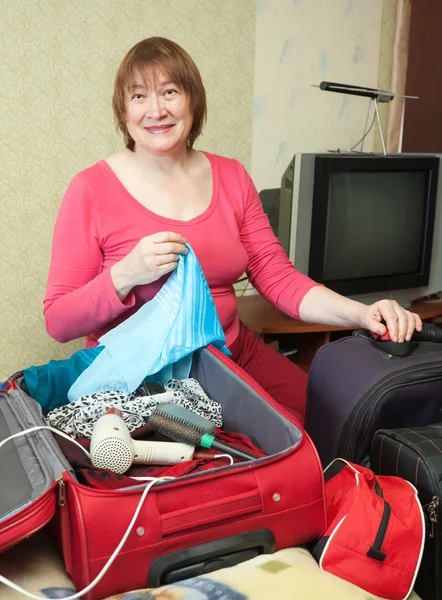 Frau packt Koffer — Stockfoto