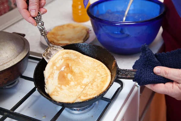 Cook hands cooking pancakes — Stock Photo, Image