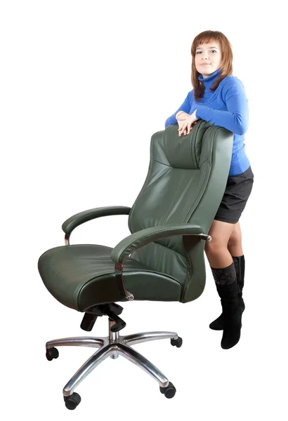 Femme debout avec fauteuil de bureau — Photo