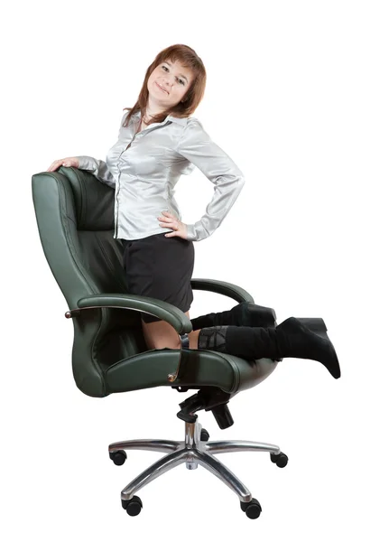 Mujer de negocios arrodillada en un sillón de oficina de lujo — Foto de Stock