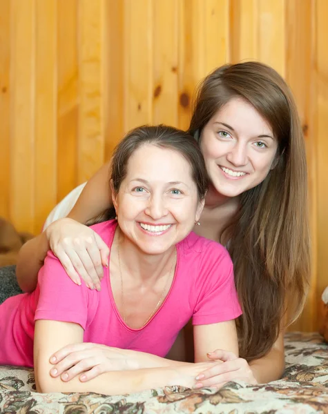 Szczęśliwą matką z nastoletnią córkę — Zdjęcie stockowe